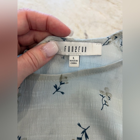 Fun2Fun Light Blue Floral Blouse Large NWOT Flutter Sleeve Rayon Blend - Picture 9 of 12